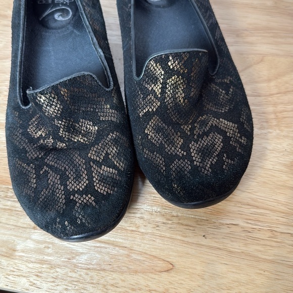 Dansko Olivia Black + Bronze Snakeprint Leather Flats Loafers Clogs 38/ 7.5-8 - Picture 3 of 8